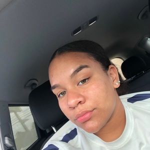 Meet your Posher, Yesenia